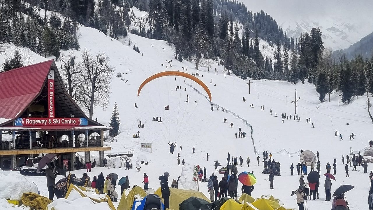 Snowfall on peaks and rain in the plains of Himachal
