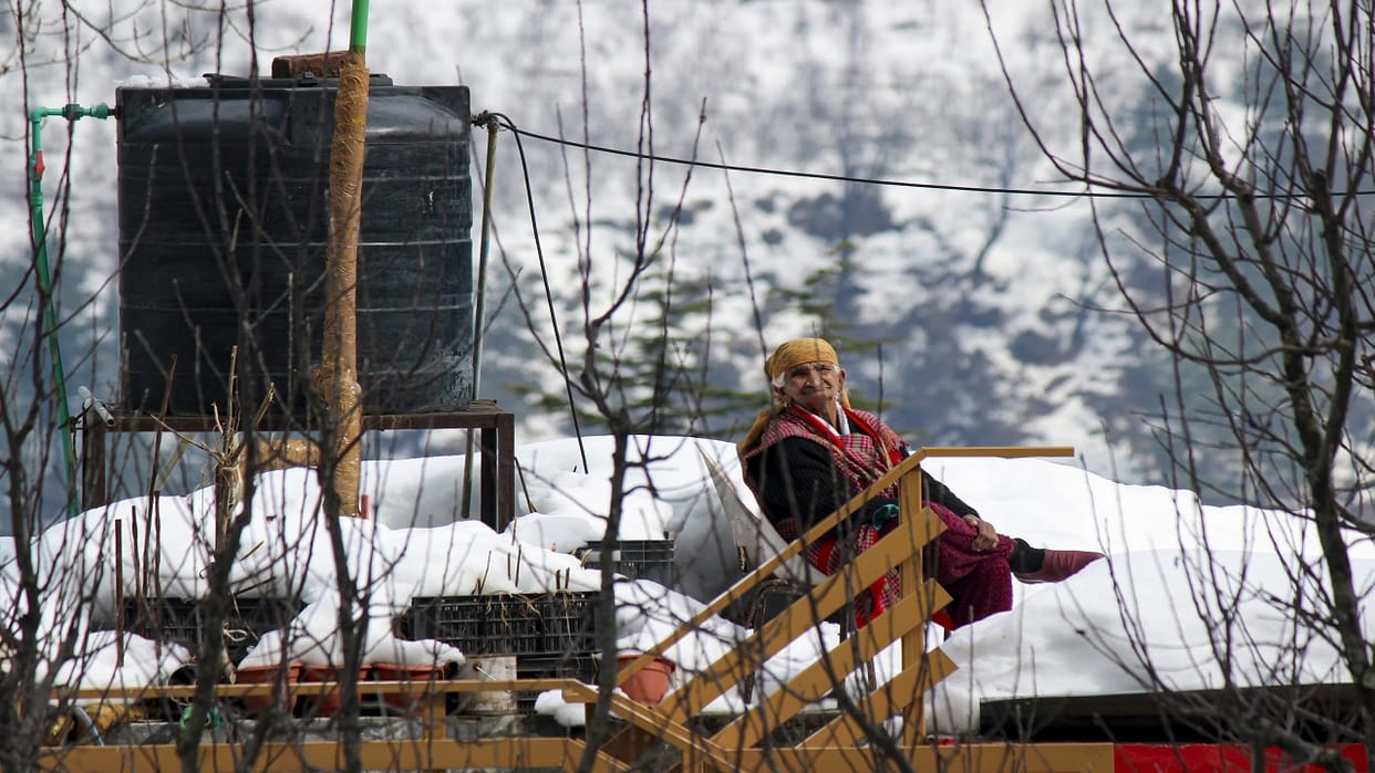 Snowfall on peaks and rain in the plains of Himachal