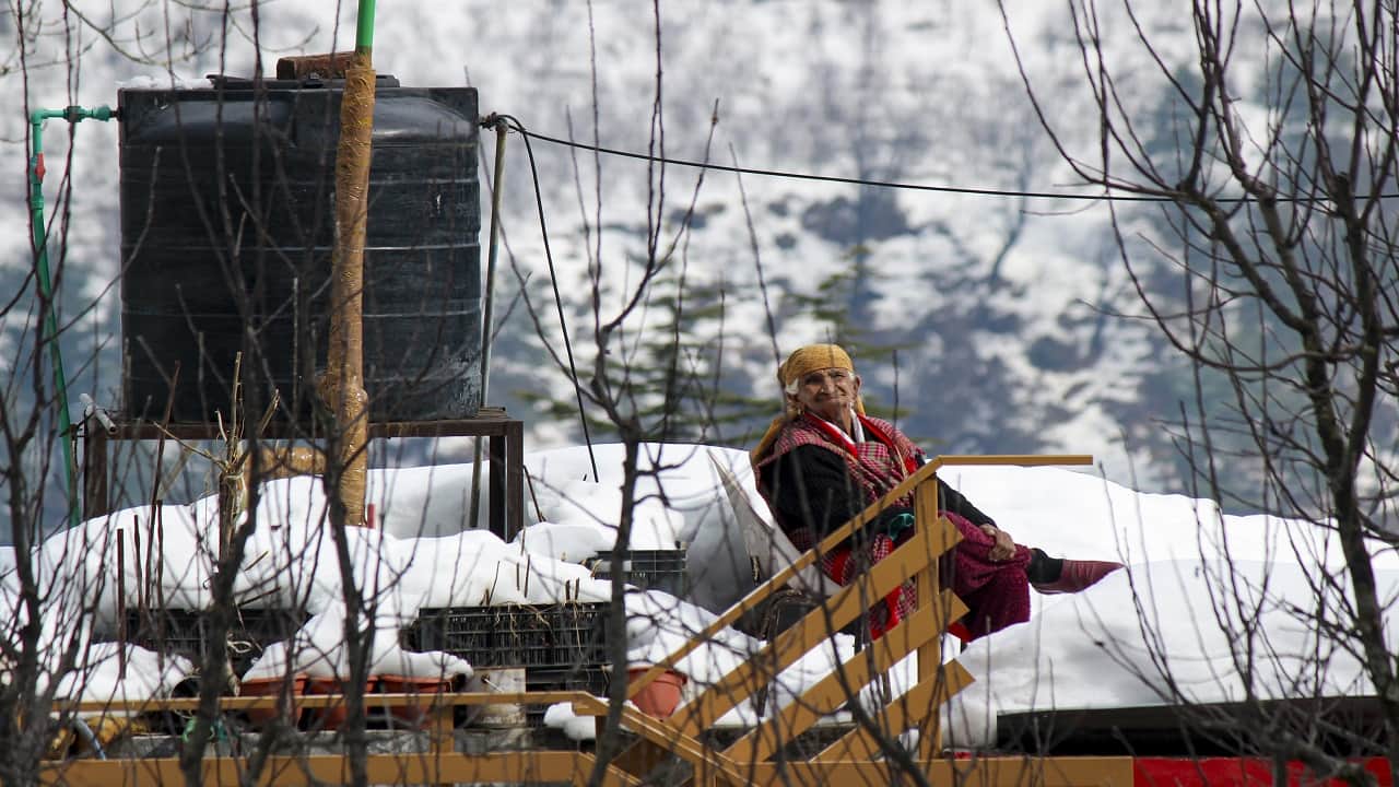 Snowfall on peaks and rain in the plains of Himachal