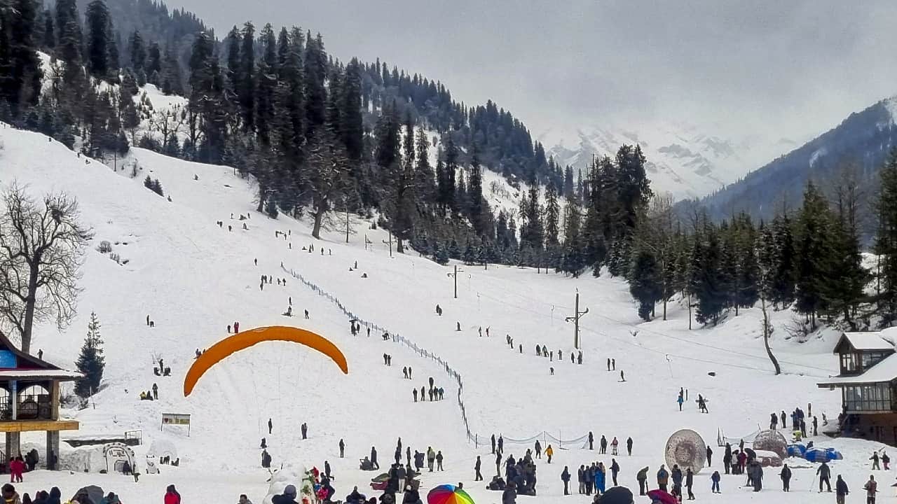 Snowfall on peaks and rain in the plains of Himachal