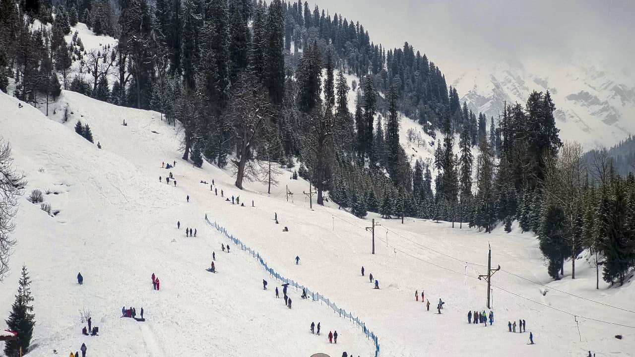 Snowfall on peaks and rain in the plains of Himachal