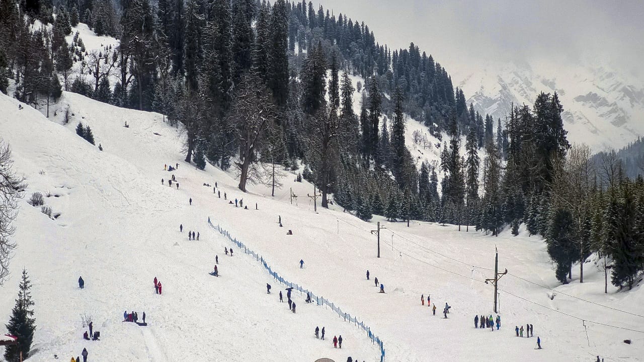 Snowfall on peaks and rain in the plains of Himachal