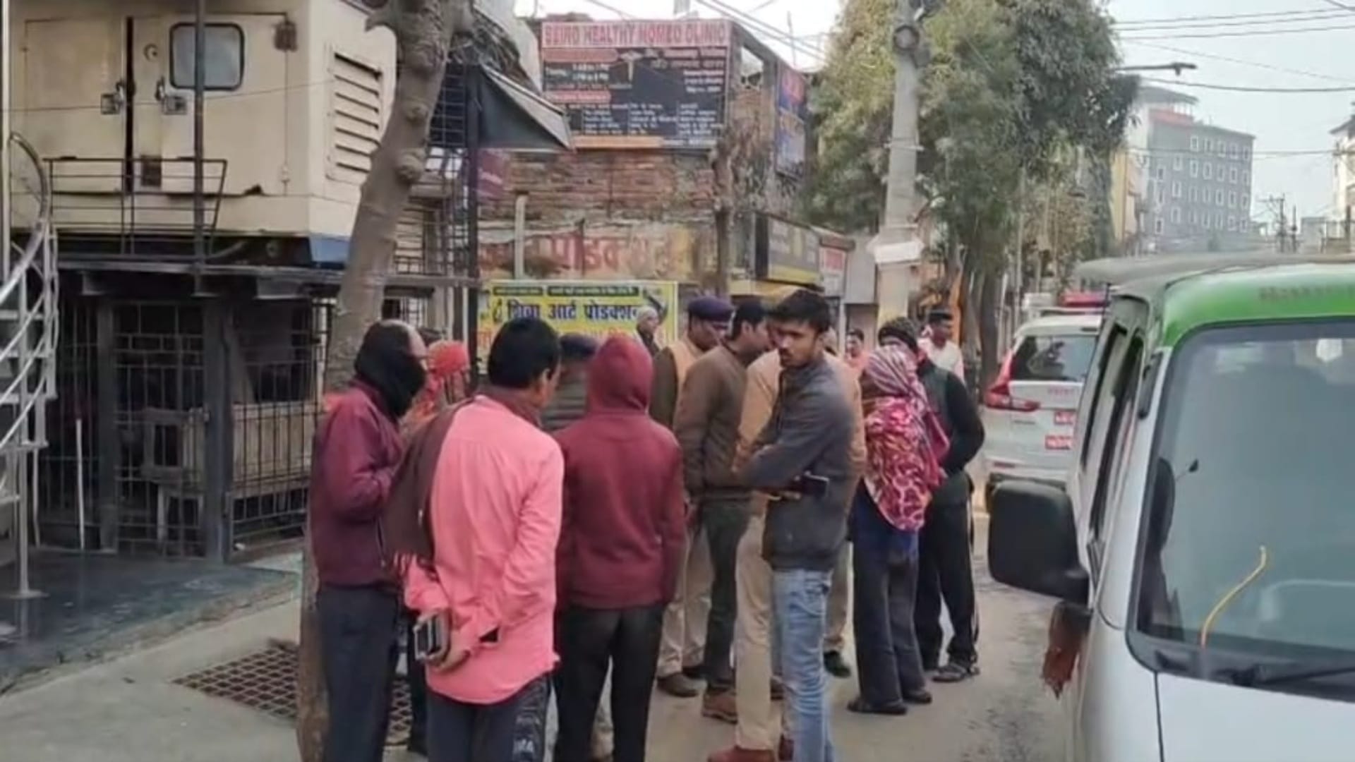 अस्पताल के बाहर मौजूद भीड़ और पुलिस
