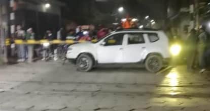 Etawah Swarna Shatabdi train approaches car stuck on tracks people push away  gatekeeper suspended