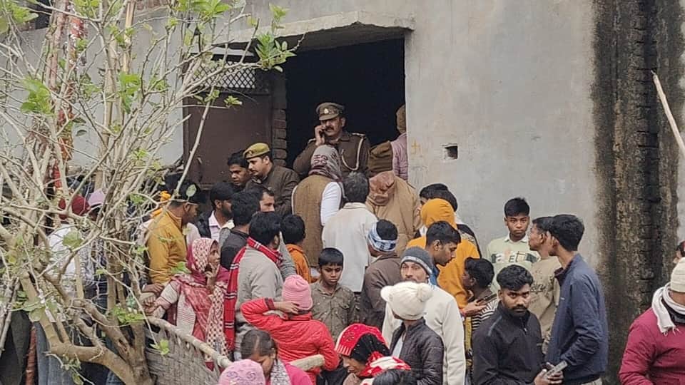 महिला के पत्थर की मूर्ति बनने की सूचना पर पहुंची भीड़।