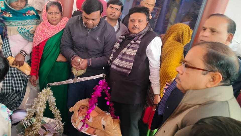 Baghpat: Akshay and Sonam had vowed to have a son, weighed it with coins, donated money to the temple