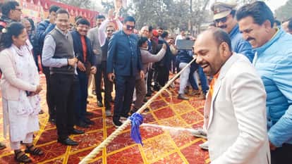 पिंडरा महोत्सव में रस्साकसी।