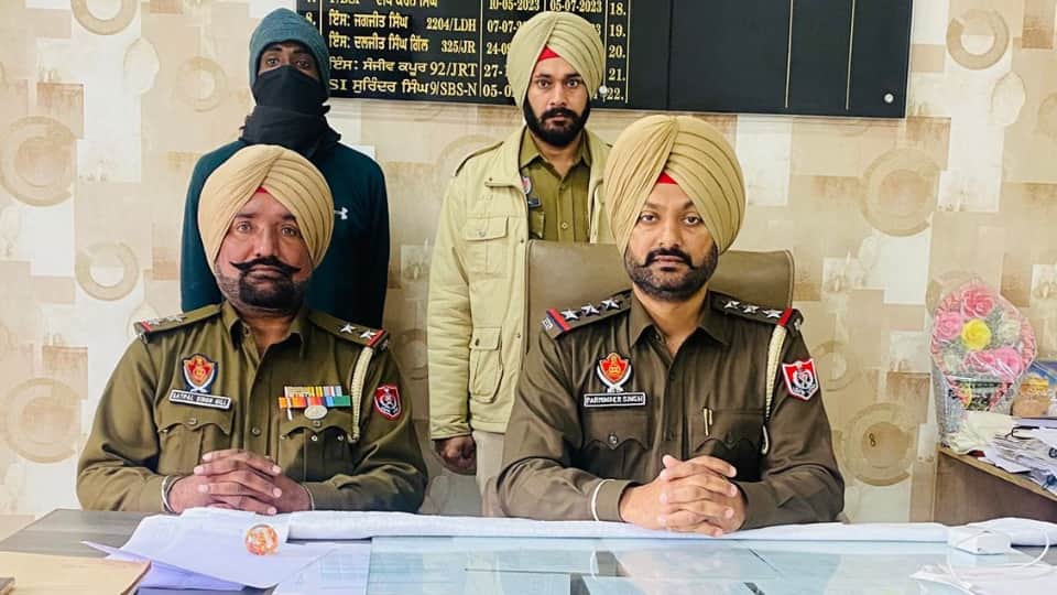 पुलिस हिरासत में आरोपी।