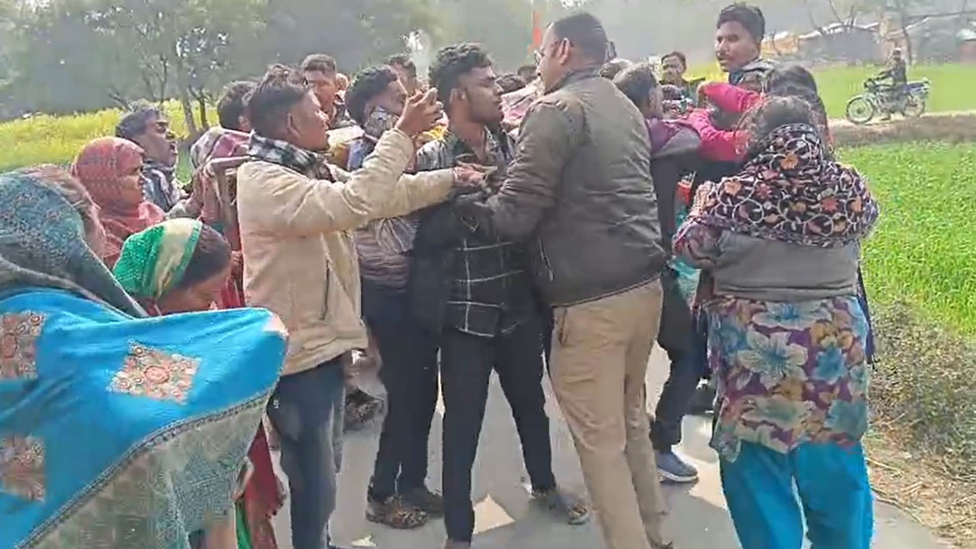 पुलिस से नोकझोंक करते ग्रामीण।