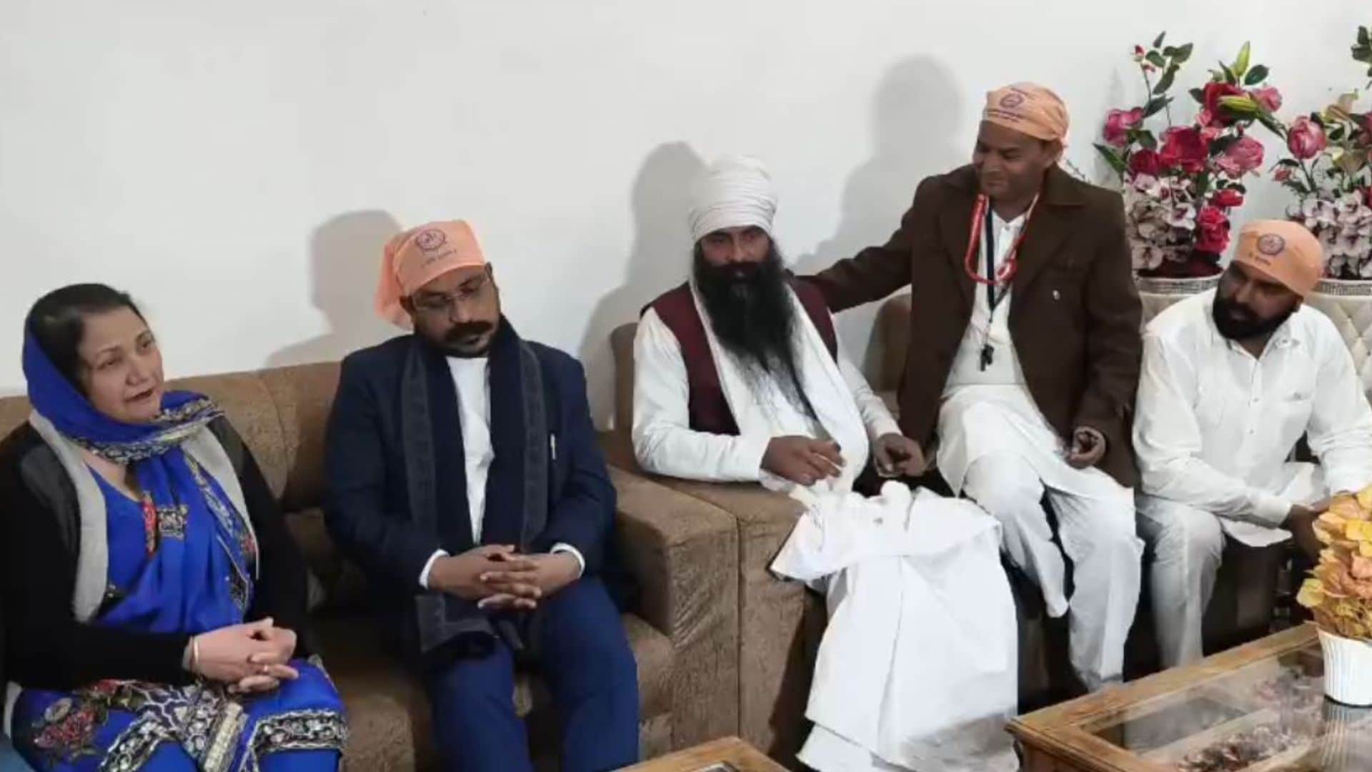 रैदासियों के साथ नगीना सांसद चंद्रशेखर रावण।