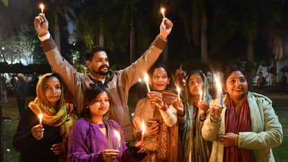 रविदास पार्क में दीपोत्सव में शामिल लोग।