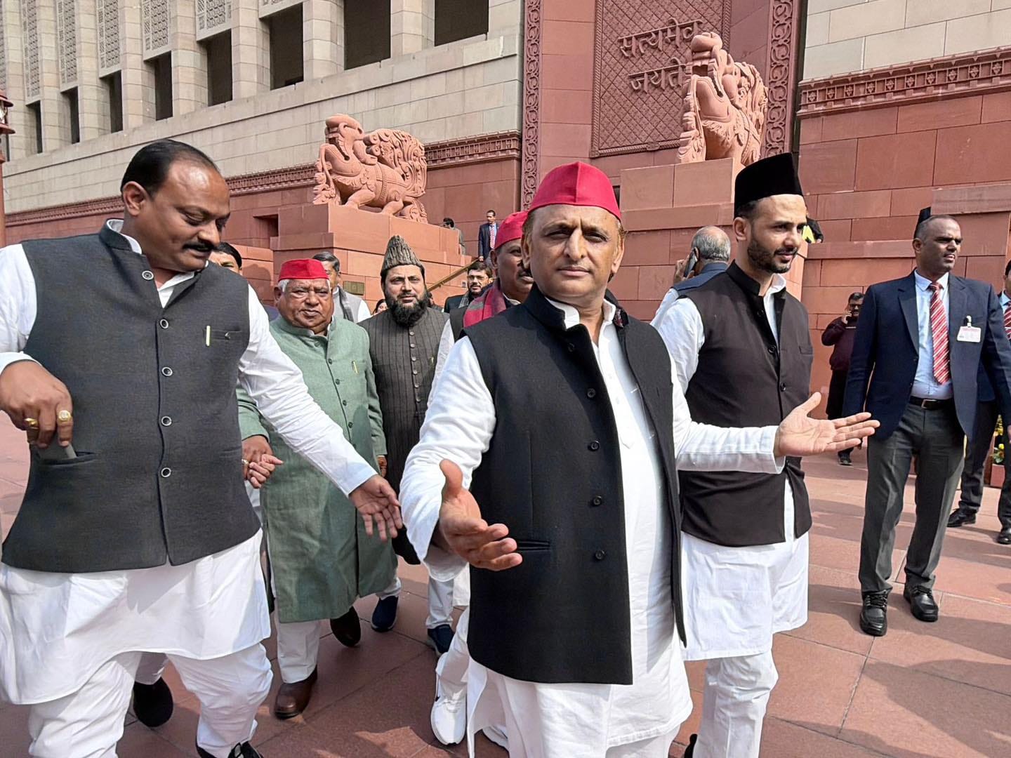 संसद में प्रतिक्रिया देते अखिलेश यादव।