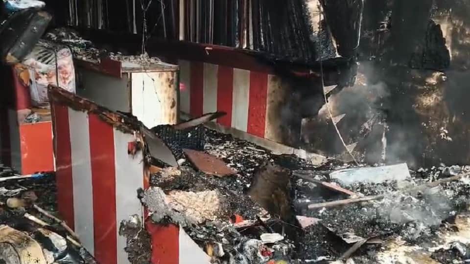 साड़ी शोरूम में लगी आग।