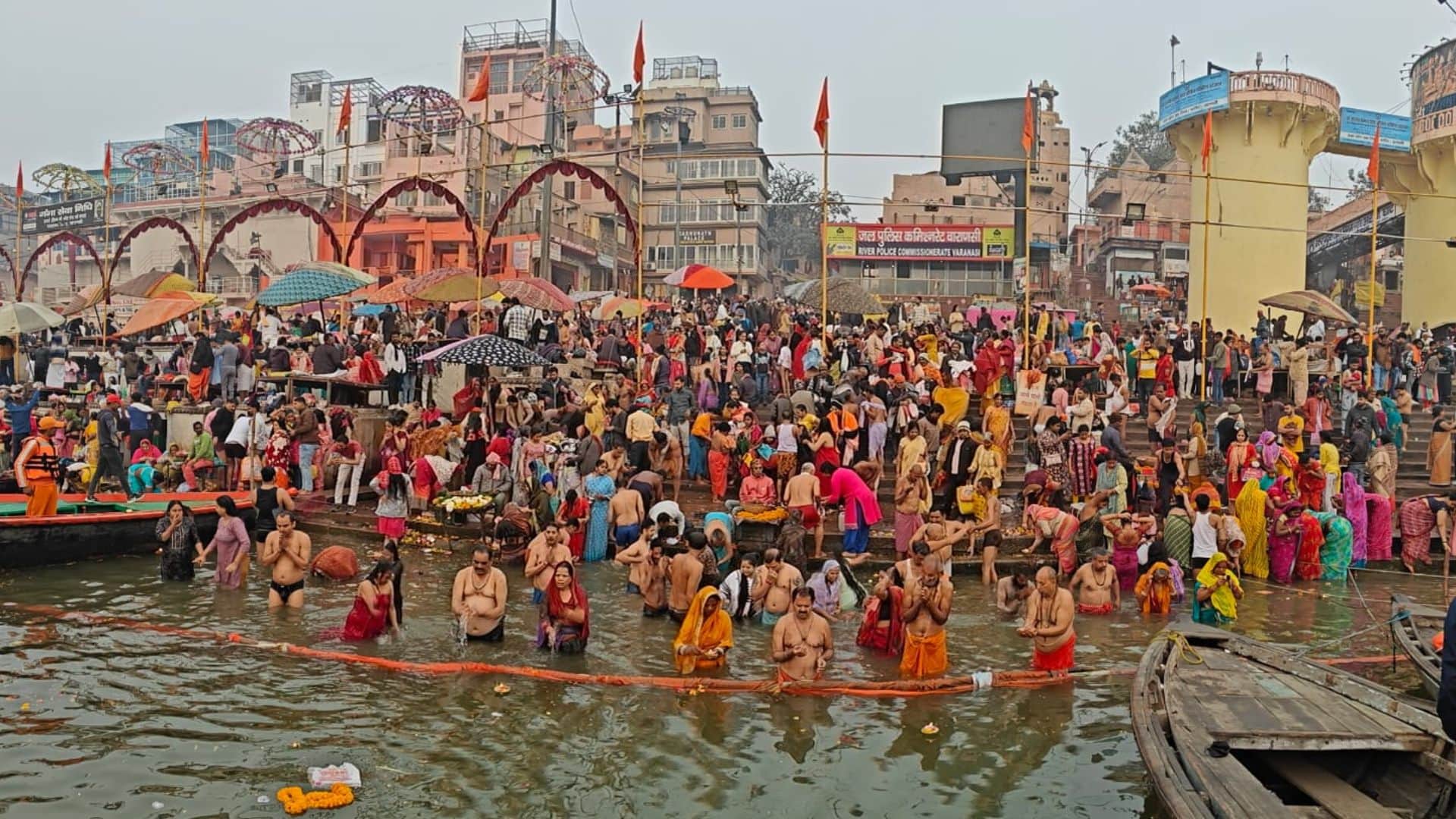 दशाश्वमेध घाट पर गंगा स्नान करते श्रद्धालु।