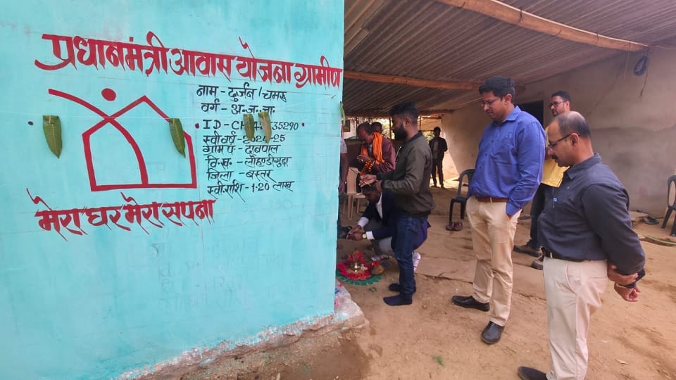 A delegation of officials from Assam visited Bastar and studied its development model in Jagdalpur