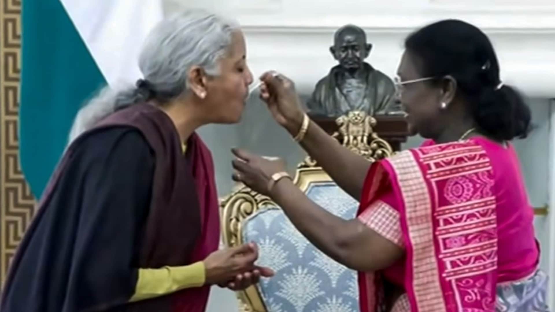 Union Budget 2026 Finance Minister Nirmala Sitharaman and her team President Droupadi Murmu see pictures