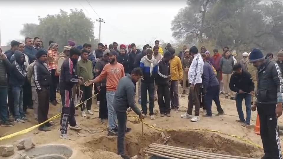 युवक को निकालने के लिए रेस्क्यू ऑपरेशन जारी