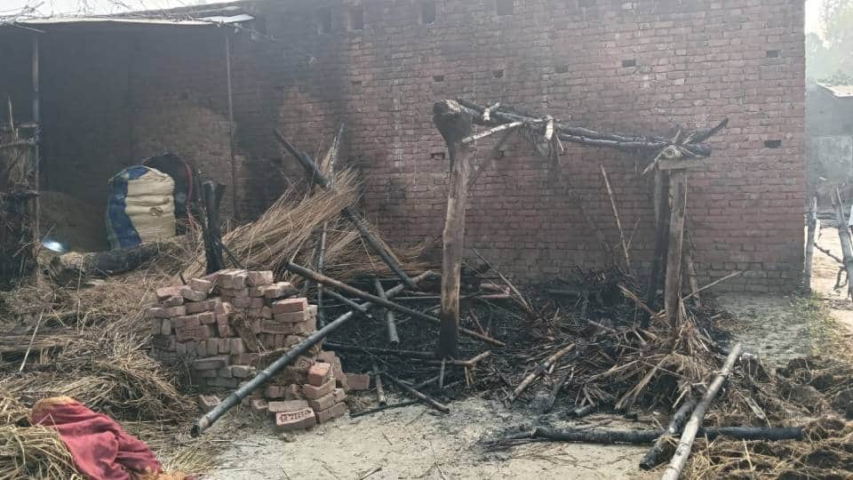 आग लगने से जला छप्पर।