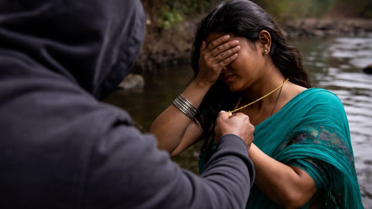 woman jewelery looted after putting Zandubam in her eyes In Raigarh