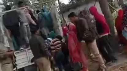 आरोपियों को ले जाती पुलिस।