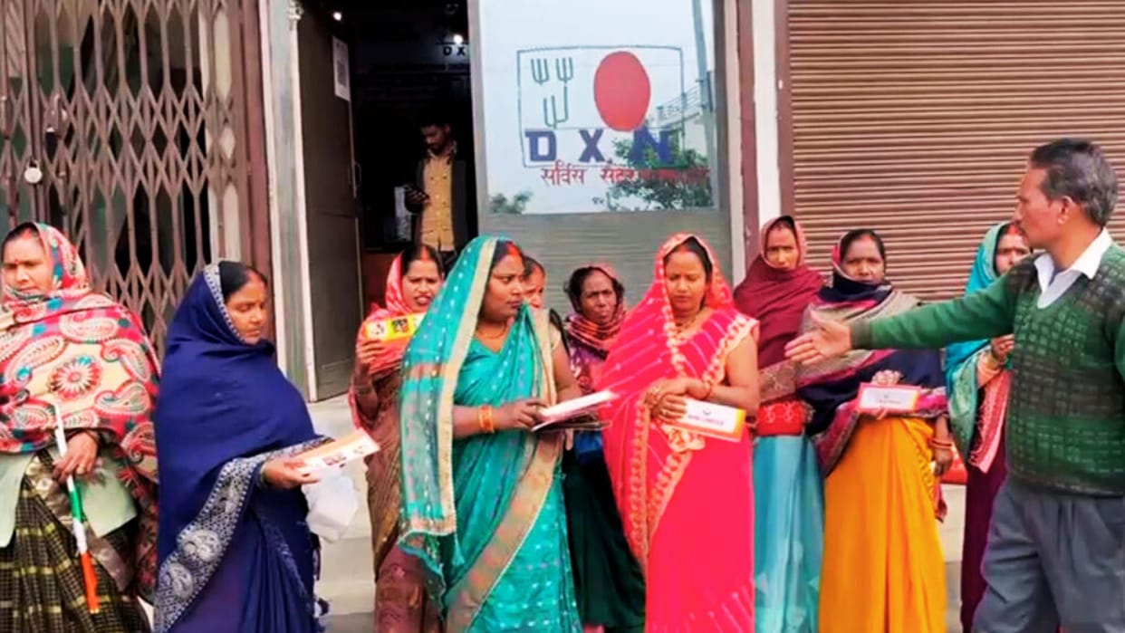 Man absconds after collecting 2000 from 200 women for loans office closed women file complaint in azamgarh
