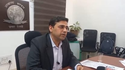 बजट को लेकर जानकारी देते रेलवे अधिकारी।