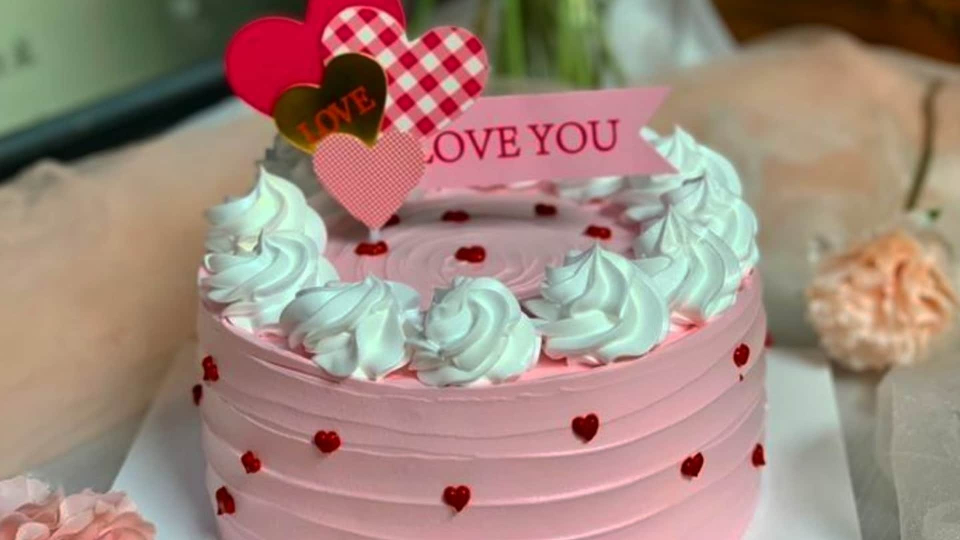 latest design of cakes for valentine week celebration
