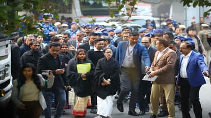 Mamata Banerjee argues with police stationed outside Banga Bhavan says Delhi has become like a zamindari (lan