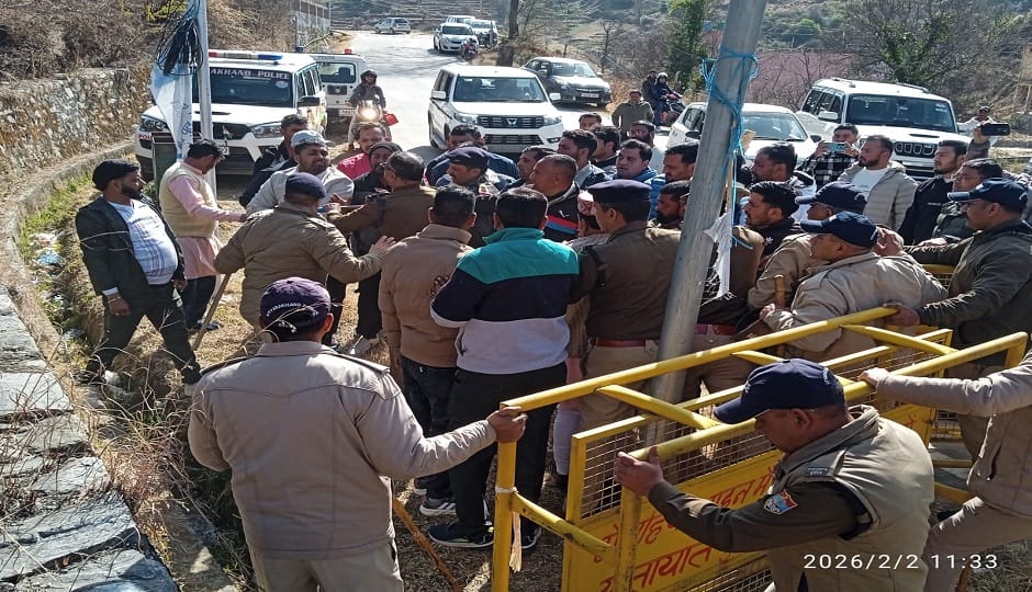 Congress workers going to protest were stopped by barricades, and an altercation ensued