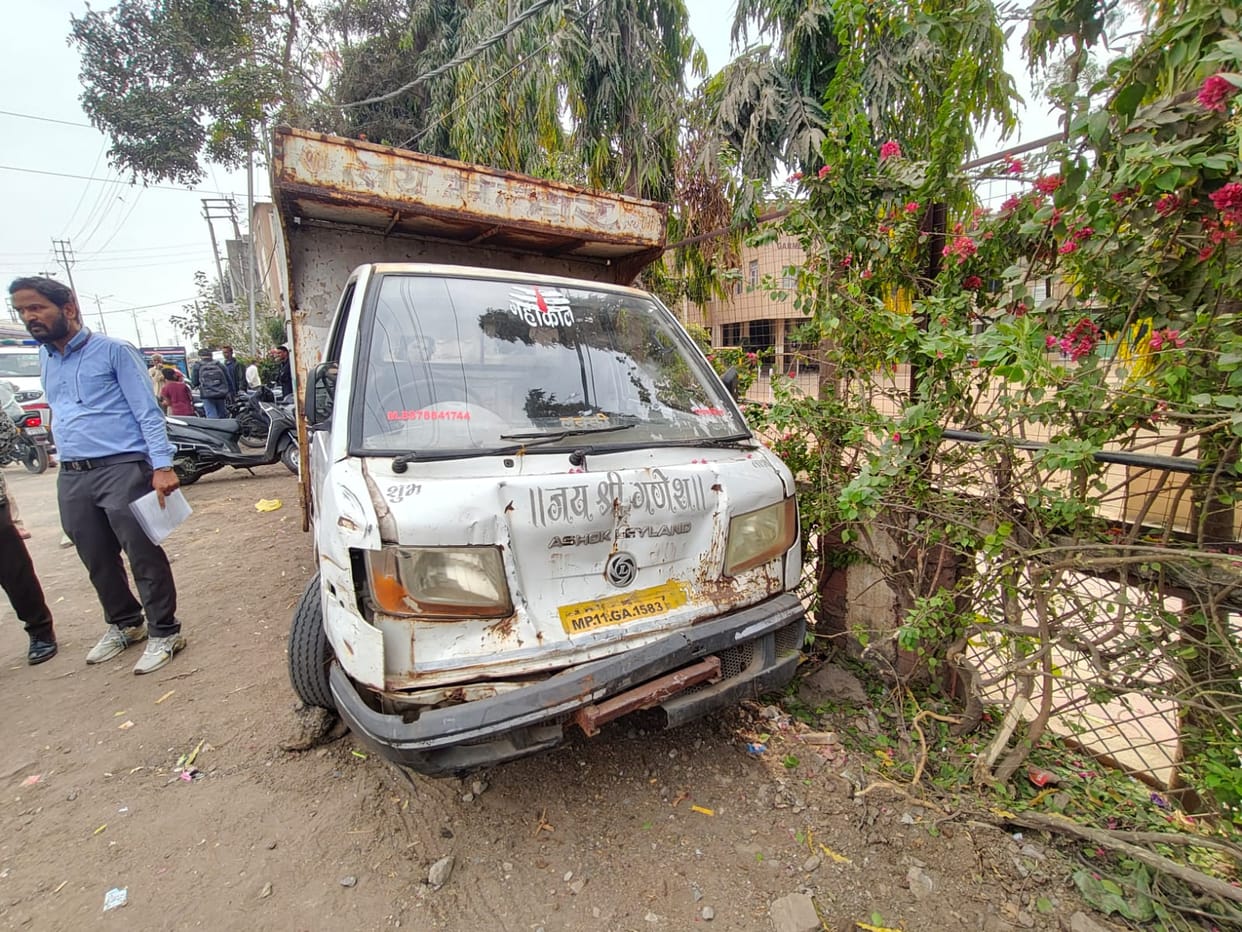 Indore: A drunk driver of a loading vehicle hit four people on Khandwa Road; two are in serious condition.