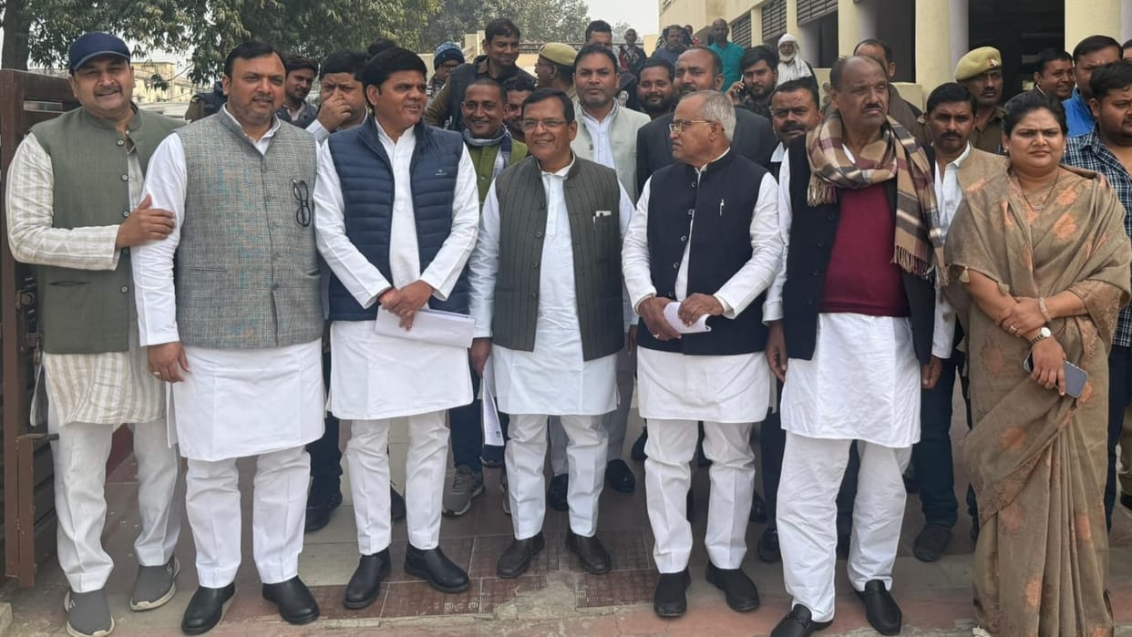 Political taunts BJP leaders threatening BLOs and getting SP votes removed workers submitted memorandum