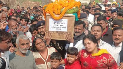 जवान शम्भूनाथ सिंह की लाश को कंधा देते लोग।