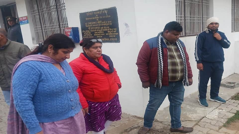 महिला थाने में मौजूद सीएमओ कार्यालय की वरिष्ठ लिपिक बबिता चौहान लाल जैकेट में