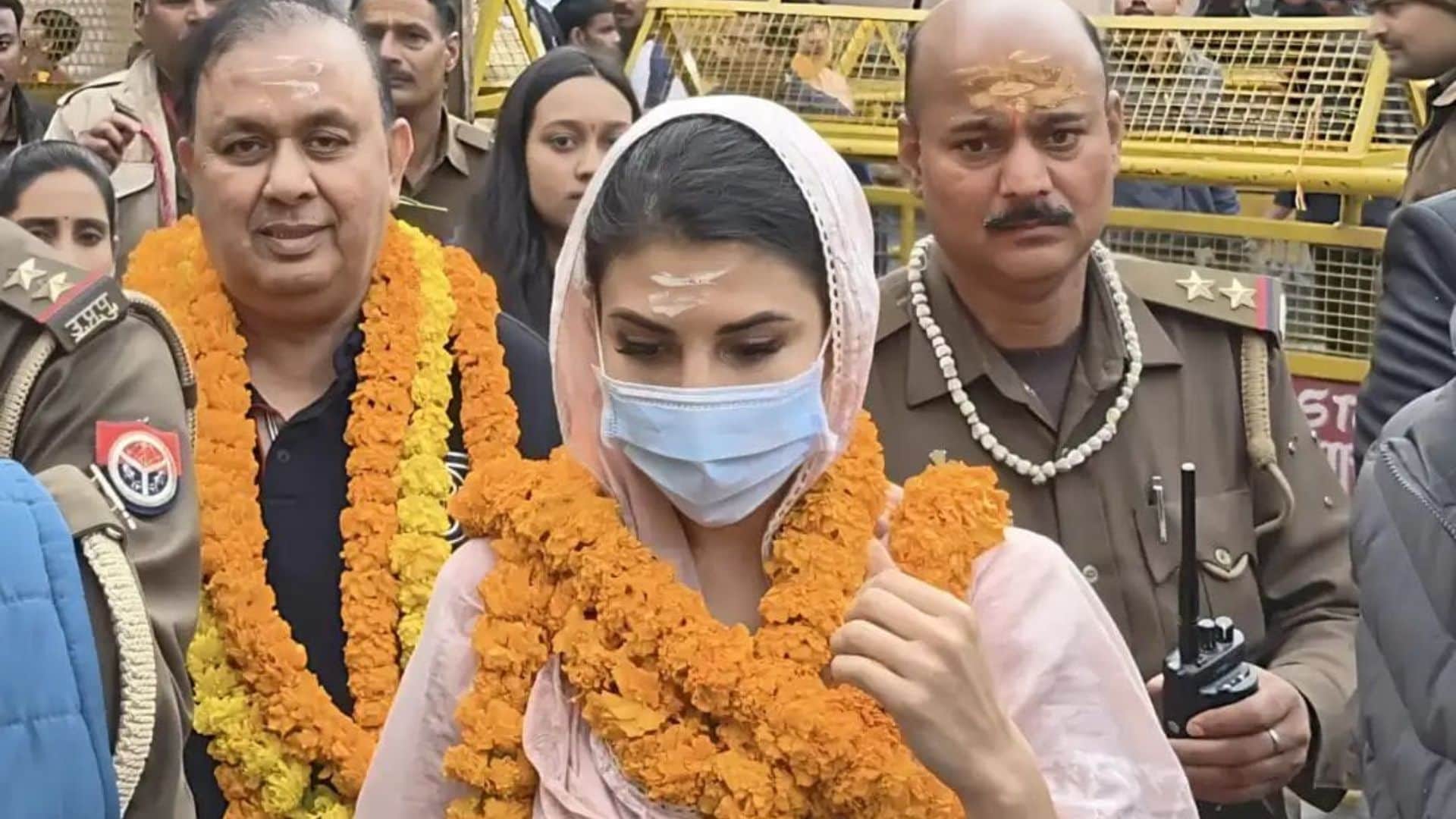 मास्क लगाकर मंदिर से बाहर निकलतीं अभिनेत्री जैकलीन फर्नांडीज