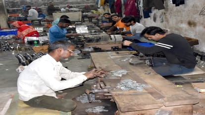 नौरंगाबाद में ताले की फैक्ट्री में काम करते कर्मचारी