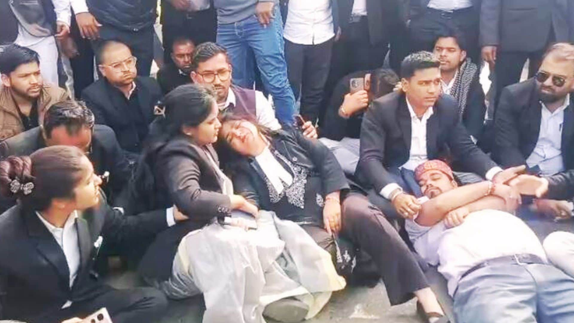 प्रदर्शन के दाैरान बेहोश हुई महिला अधिवक्ता।