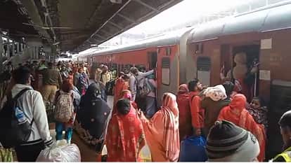 Prayagraj: Crowd of devotees at the junction, Railways runs special trains on-demand