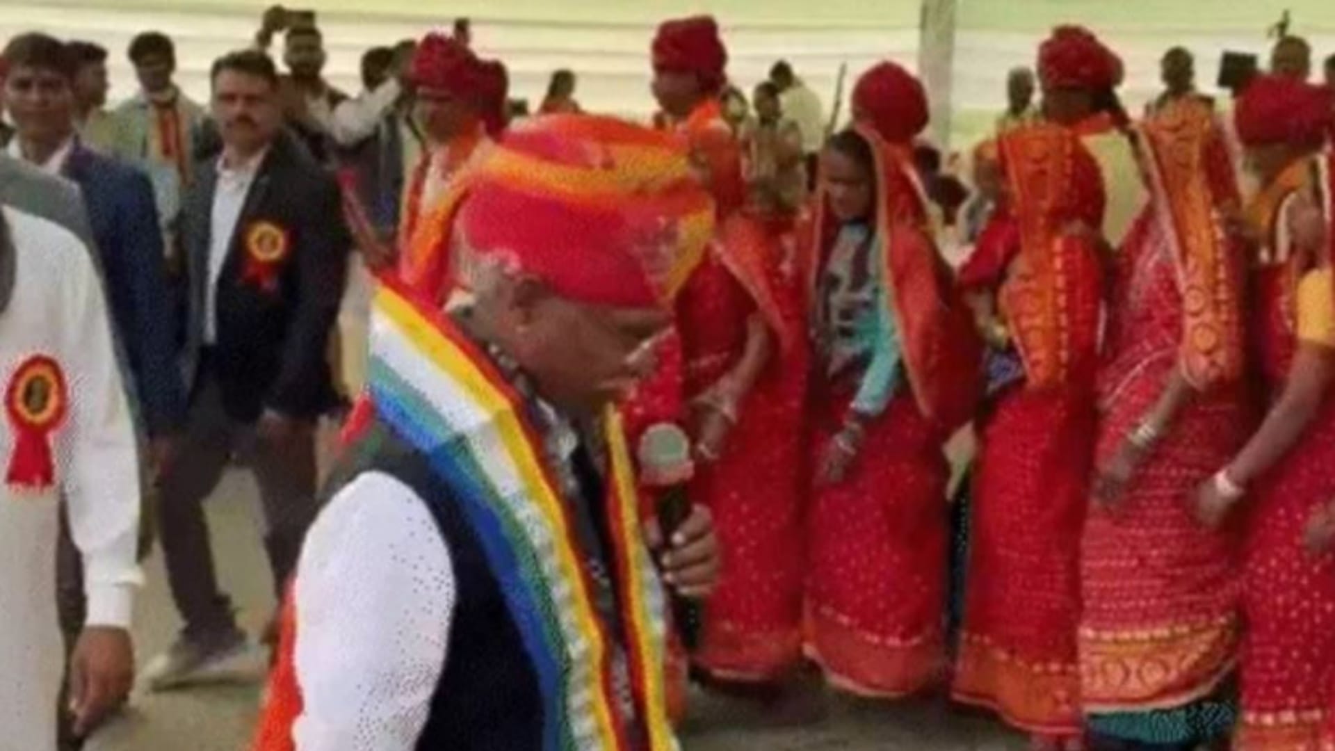 मंच पर लोकगीत गाते जनजाति मंत्री बाबूलाल खराड़ी