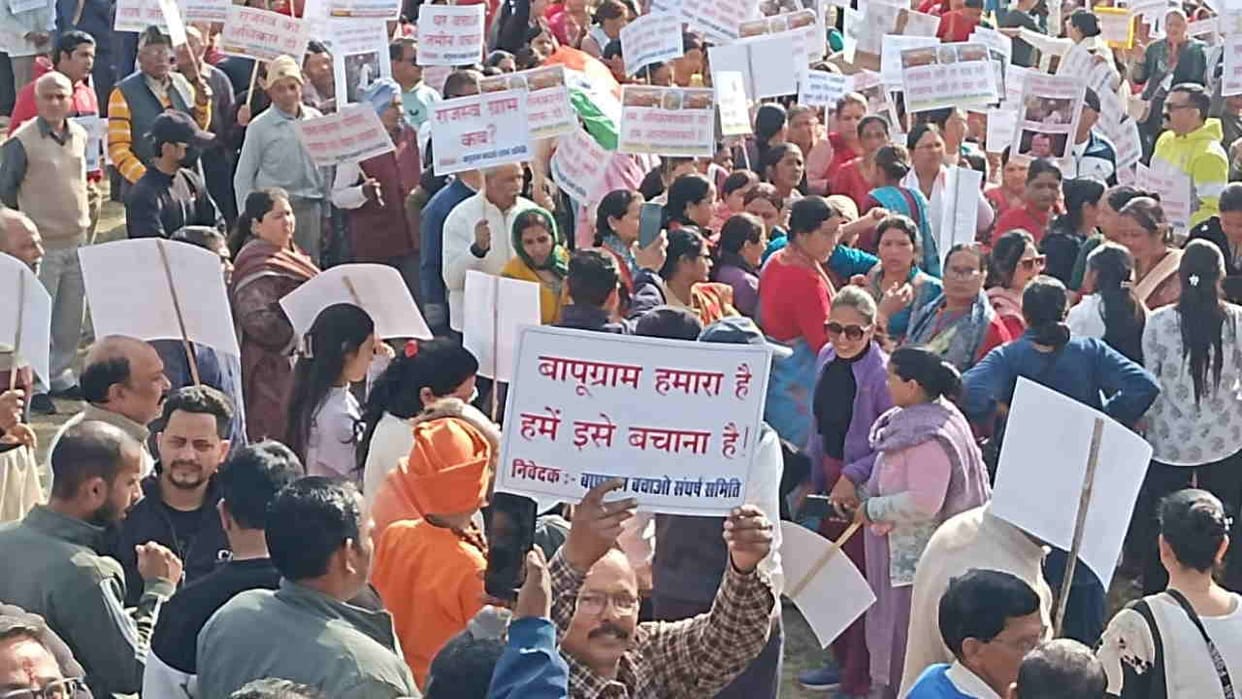 People gathered to protest in land dispute case Rishikesh under banner of Bapu Gram Bachao Sangharsh Samiti