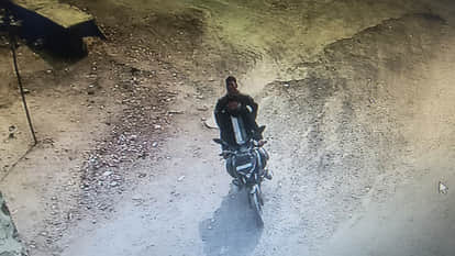 सीसीटीवी में कैद हुई बाइक सवार टप्पेबाज