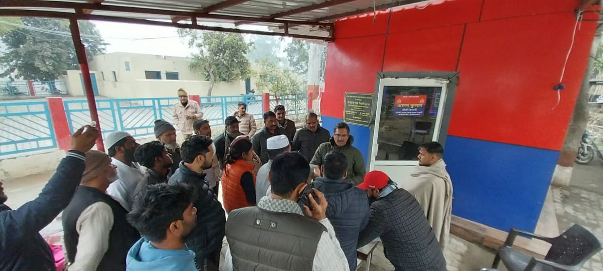 fraud being committed by posing as a BLO in Nahal village ghaziabad Samajwadi Party strong objection