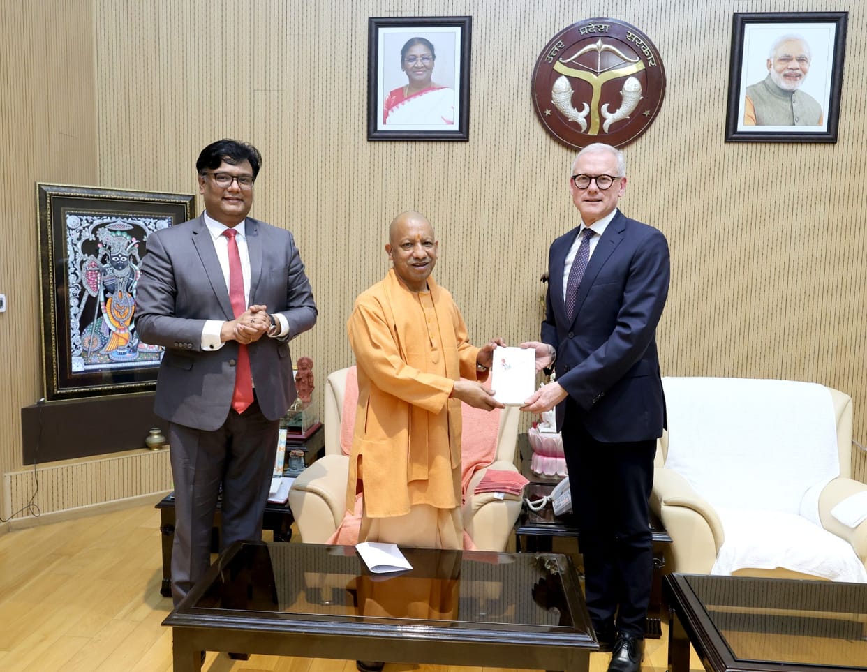 UP: Head of Singapore-based company AP Moller Maersk meets Chief Minister Yogi, discusses investment