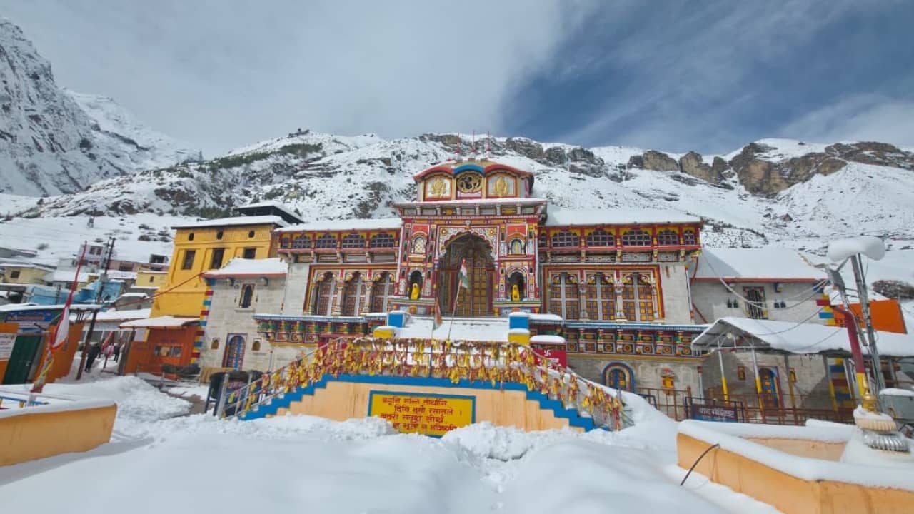 Snowfall In badrinath Kedarnath hills of Badri-Kedar and Gangotri Dham shine like silver Watch Photos