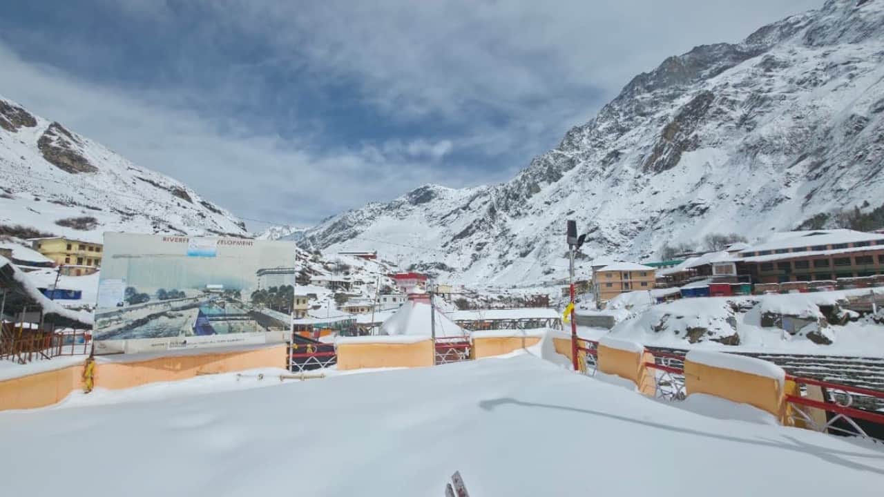 Snowfall In badrinath Kedarnath hills of Badri-Kedar and Gangotri Dham shine like silver Watch Photos