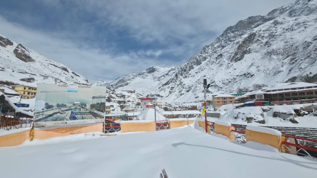 Snowfall In badrinath Kedarnath hills of Badri-Kedar and Gangotri Dham shine like silver Watch Photos