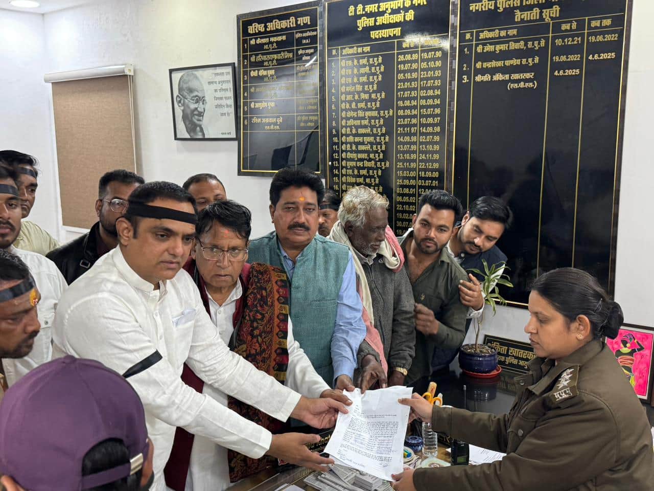 टीटी नगर एसीपी कार्यालय पहुंचे कांग्रेसी नेता