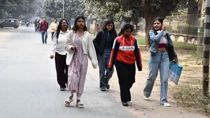 बीएचयू कैंपस में जाती छात्राएं।