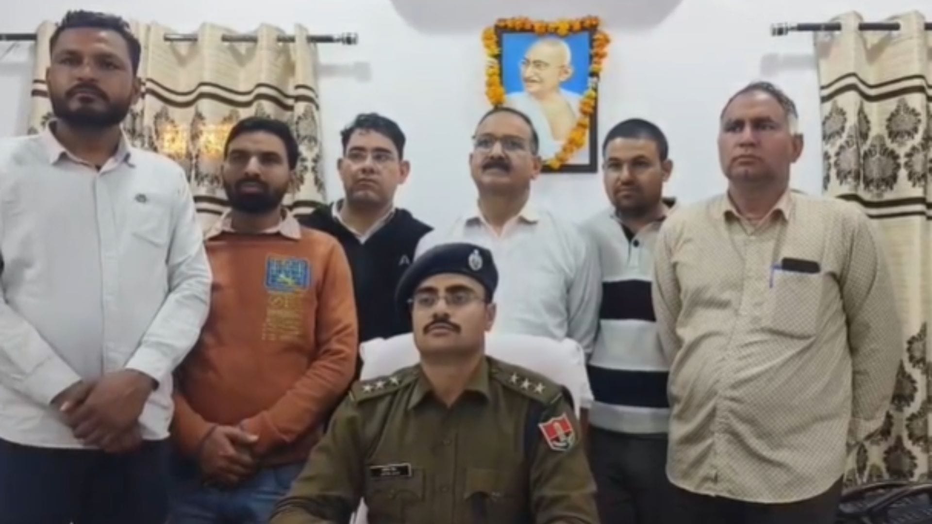 ड्रग्स बरामद करने वाली टीम