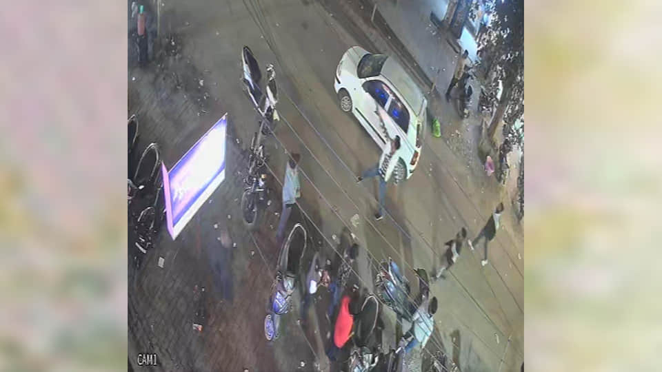 फायर करता युवक