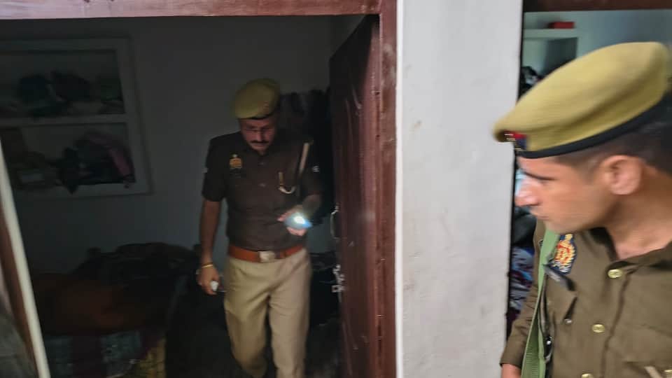 father killed his 12-year-old son with a sharp weapon locked body in a box in Firozabad